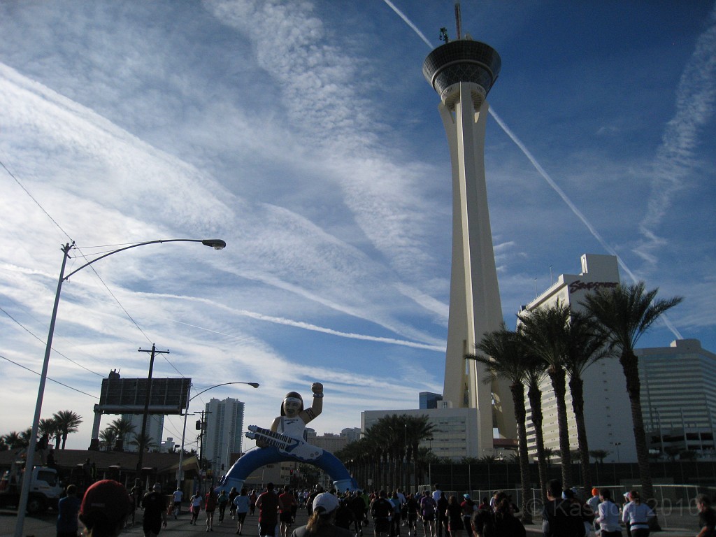 Las Vegas 2010 - Marathon 0741.JPG - The 2010 Las Vegas Fire - Ice and Sweat Tour. Half Marathon, Red Rock Canyon, Casinos, Valley of Fire.... and buffets!